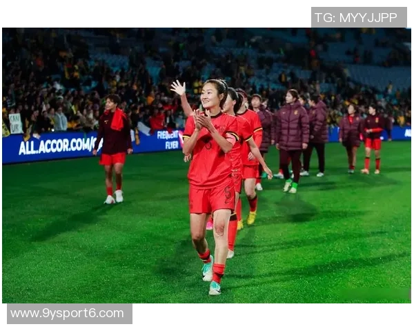 奥特执教首胜喜悦洋溢队员们泼水庆祝难掩激动心情